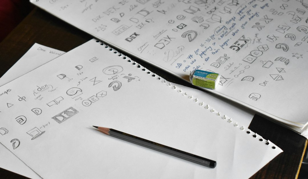 Bozze e strumenti grafici utilizzati per analizzare gli elementi figurativi di un marchio