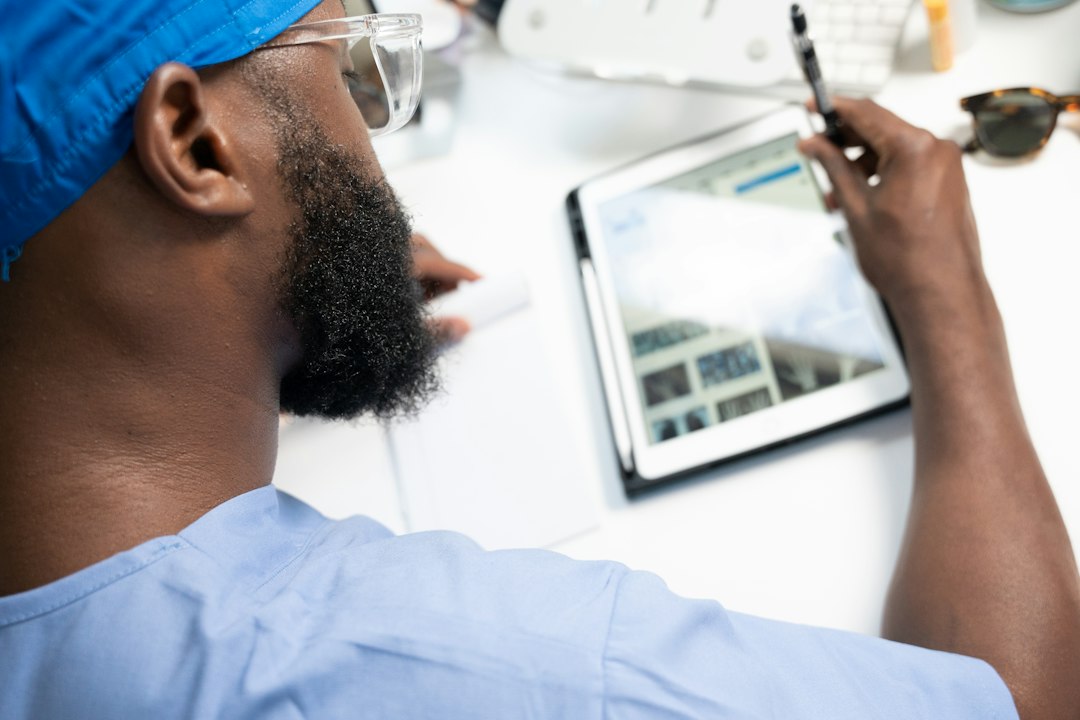 Professionista usa una checklist digitale per controllare i requisiti di certificazione