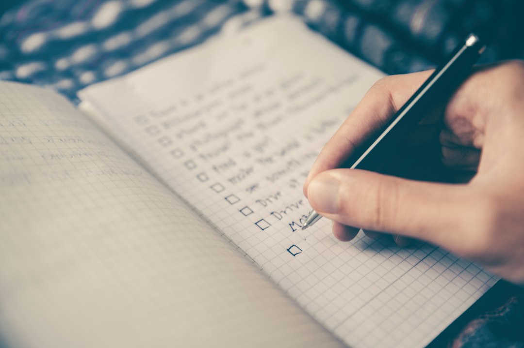 Agenda con checklist per controllare prodotti, scadenze e conseguenze prima del ritiro