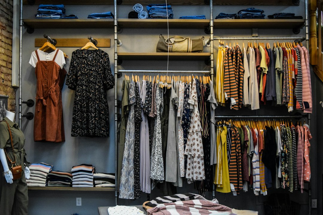 Capi di abbigliamento di diversi colori appesi a una rastrelliera in negozio