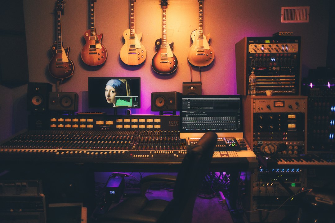 Studio audio con monitor e strumenti usati per controllare la componente sonora di un marchio multimediale