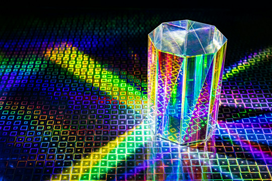 Luce dispersa da un prisma su superficie olografica per illustrare il controllo delle viste