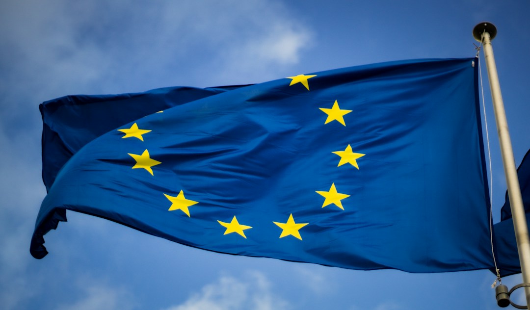 Bandiera dell’Unione europea davanti al Parlamento europeo a Bruxelles