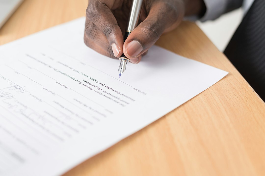 Persona che firma documenti commerciali utili a provare uso e titolarità del segno