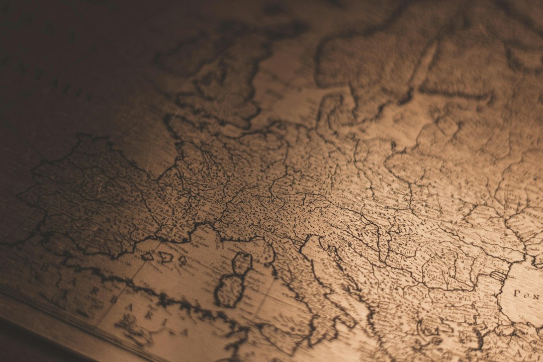 Mappa metallica dell'Europa per illustrare la tutela territoriale dei marchi geografici