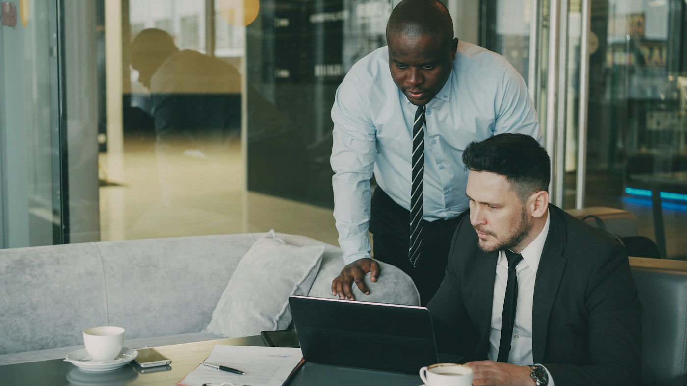 Professionisti controllano una domanda di marchio UE al computer