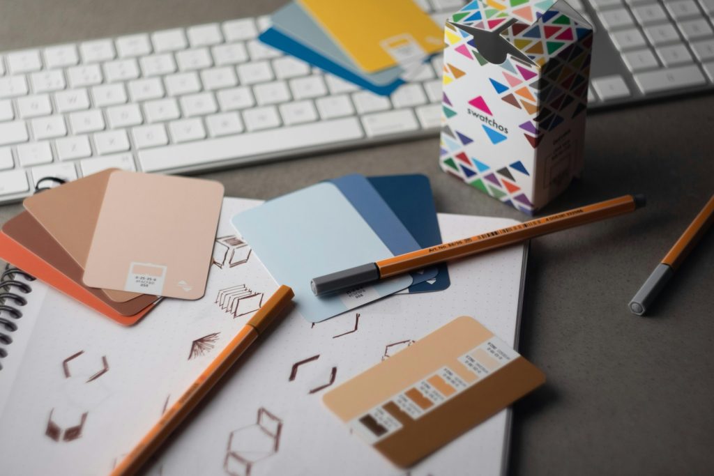 Campioni cromatici sul tavolo di un designer per scegliere i colori dell’identità visiva