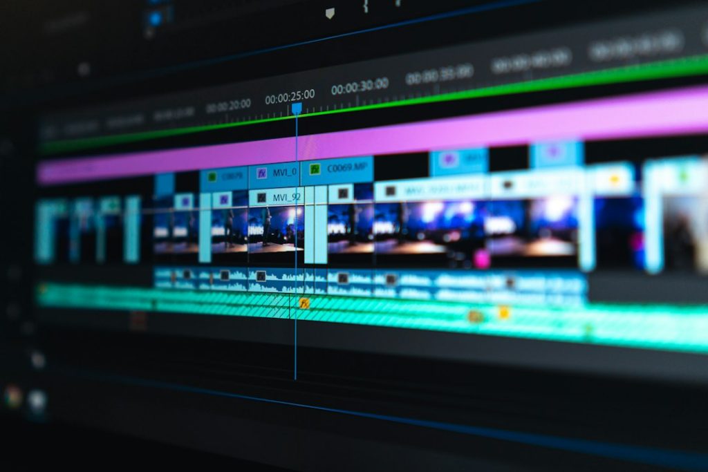 Schermata di montaggio video con immagini e tracce audio per un marchio multimediale UE