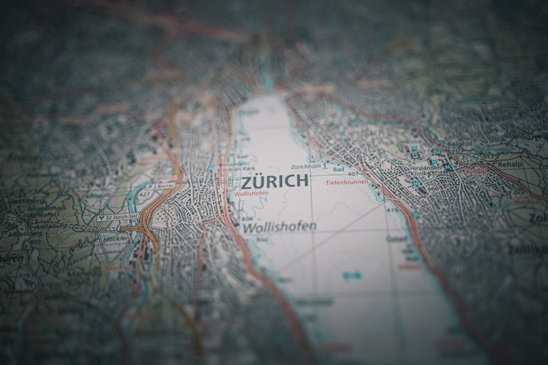 Nome di Zurigo evidenziato su una mappa come esempio di denominazione geografica