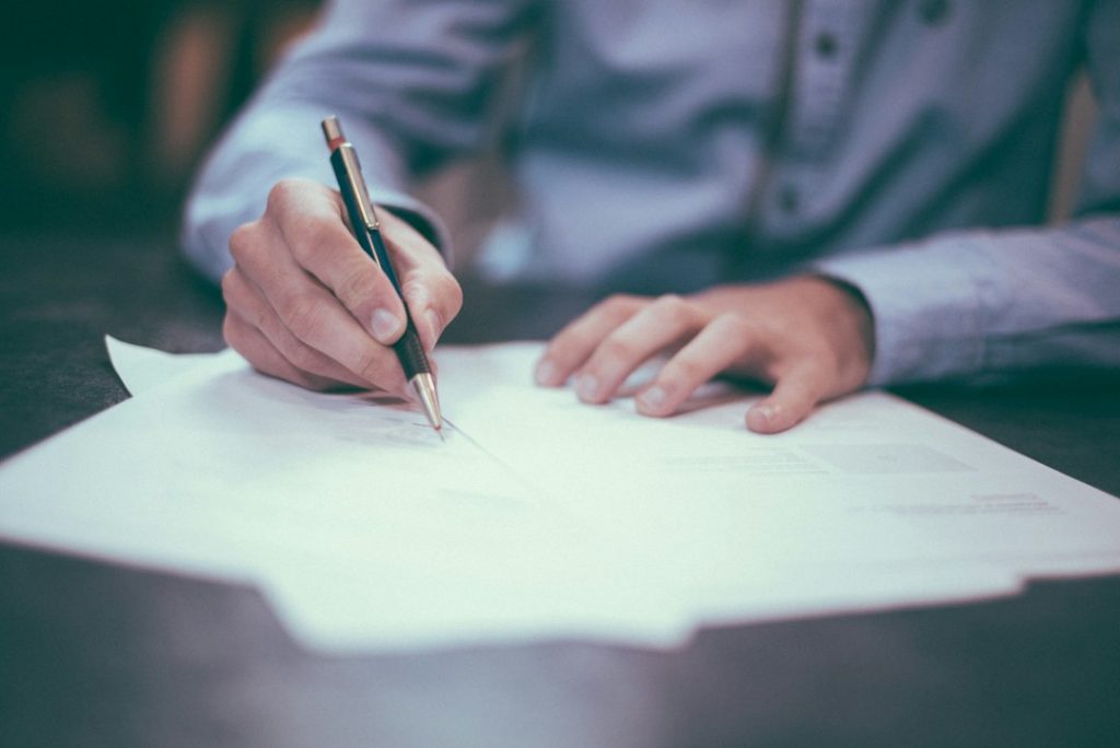 Firma di un documento per la registrazione di un nome e cognome come marchio