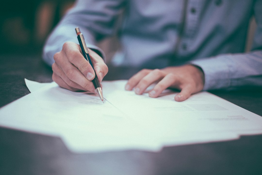 Firma di un documento per la registrazione di un nome e cognome come marchio