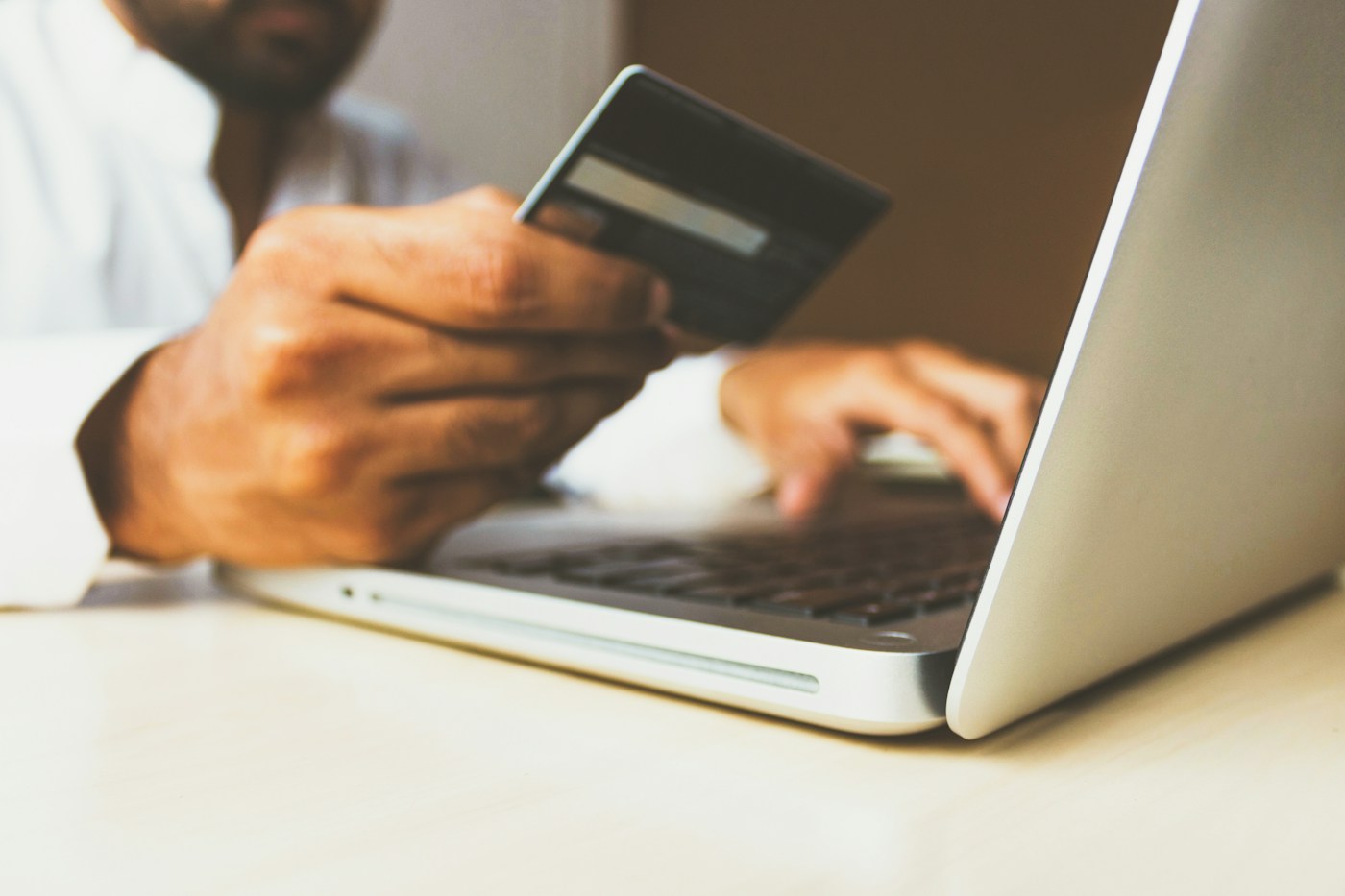 Pagamento online della tassa EUIPO con carta e computer portatile