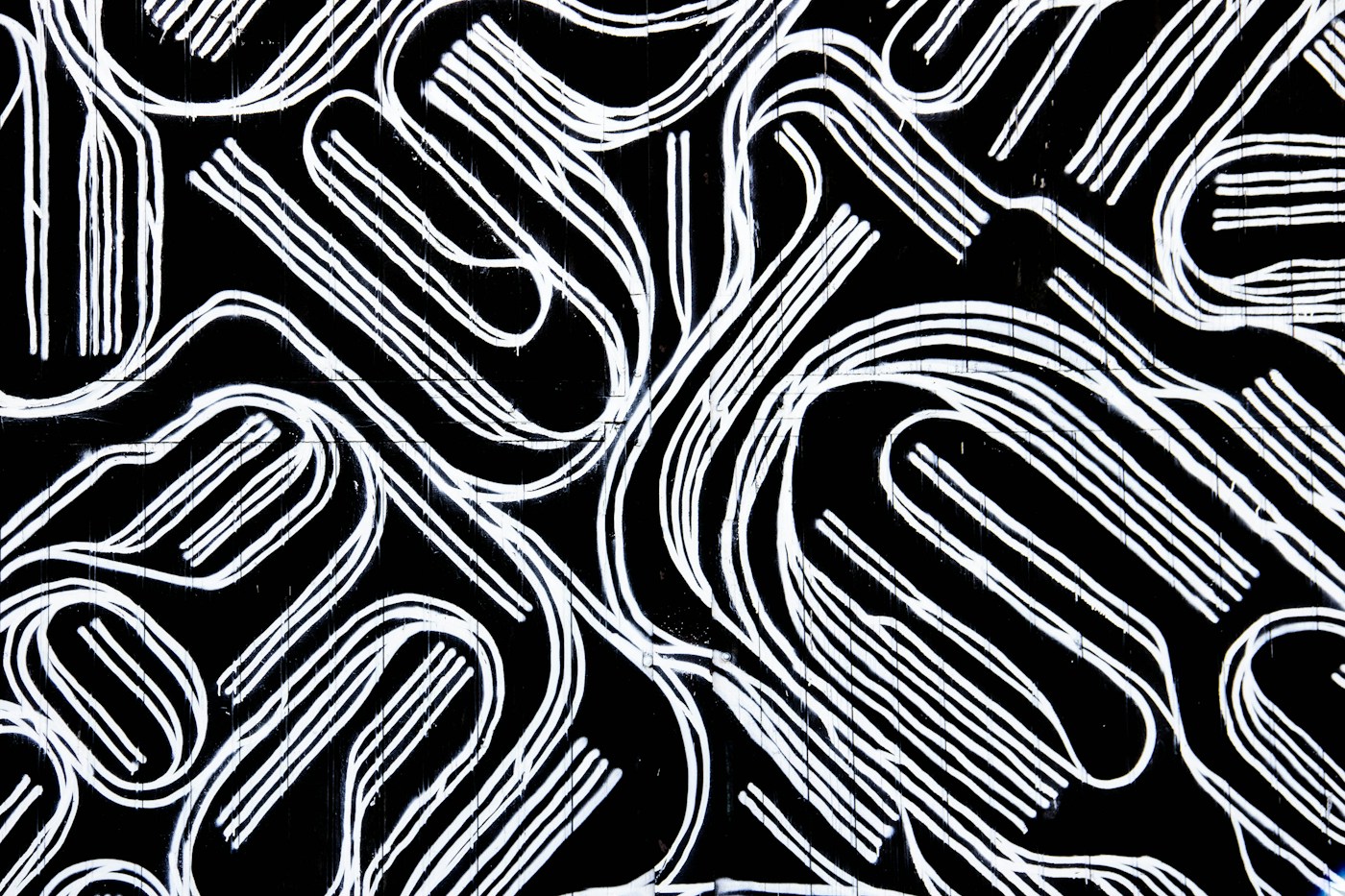 Composizione decorativa con linee bianche curve e forme ripetute su fondo nero