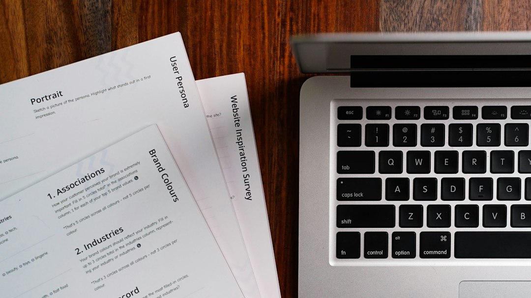 Computer portatile su una scrivania per la gestione del fascicolo digitale