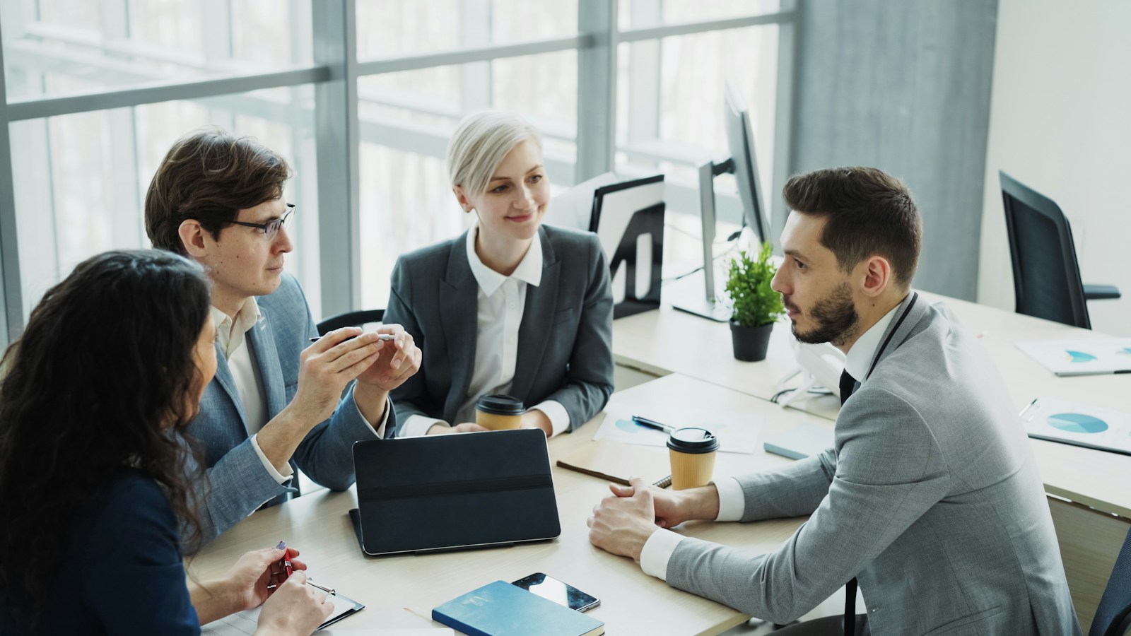 Professionisti riuniti per pianificare i depositi del marchio nei mercati esteri