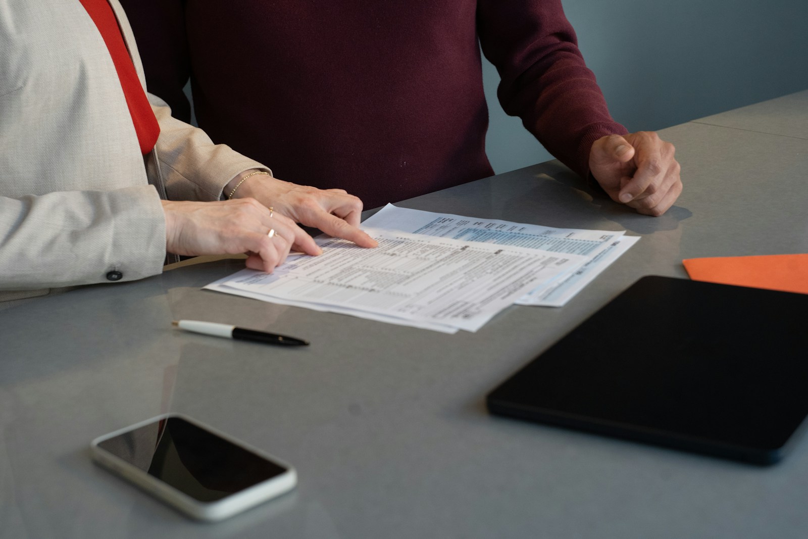 Due professionisti confrontano documenti cartacei per verificare il fascicolo del deposito
