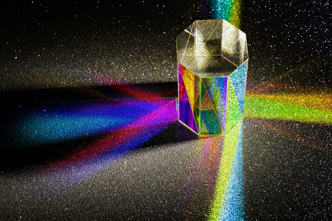 Prisma che scompone la luce in colori, esempio visivo dell’effetto olografico