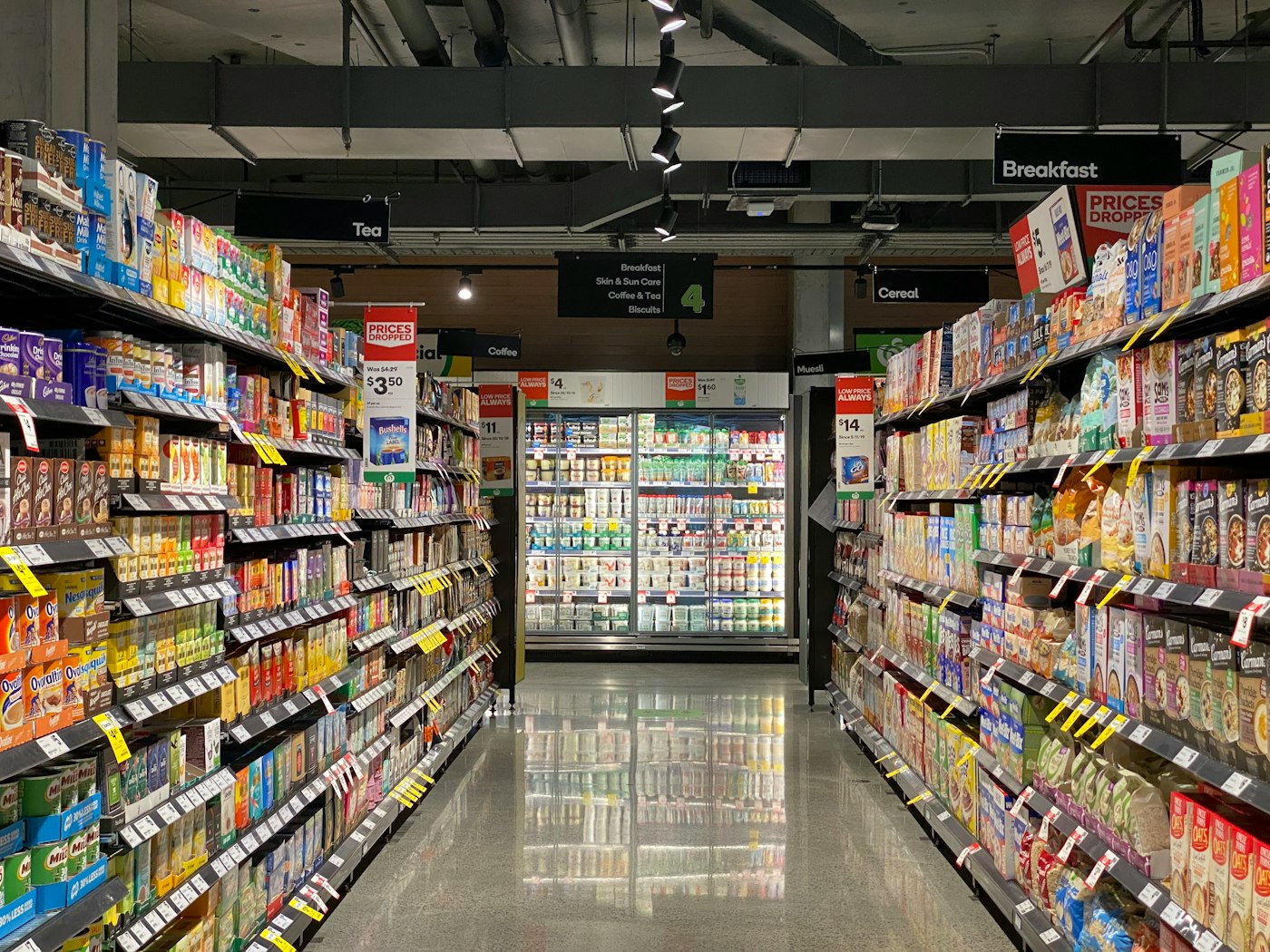 Scaffali di supermercato con prodotti diversi per valutare natura, destinazione e canali di vendita