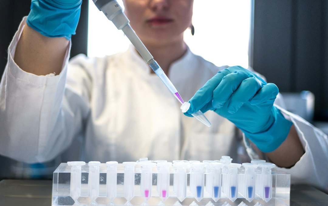Tecnica di laboratorio esegue prove per verificare caratteristiche certificate