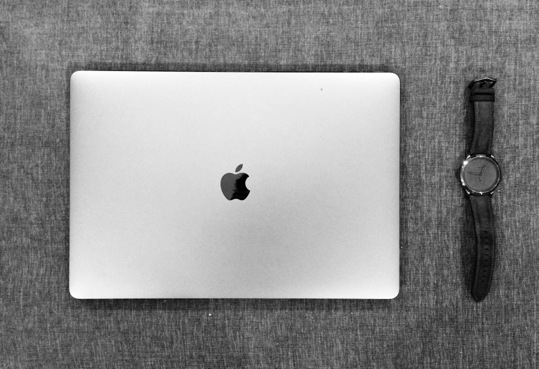 Computer e documenti utilizzati per una ricerca di anteriorità sul nome da registrare come marchio