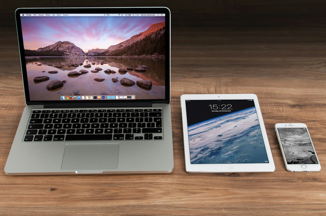 Laptop, tablet e smartphone per illustrare software scaricabile, app e servizi SaaS