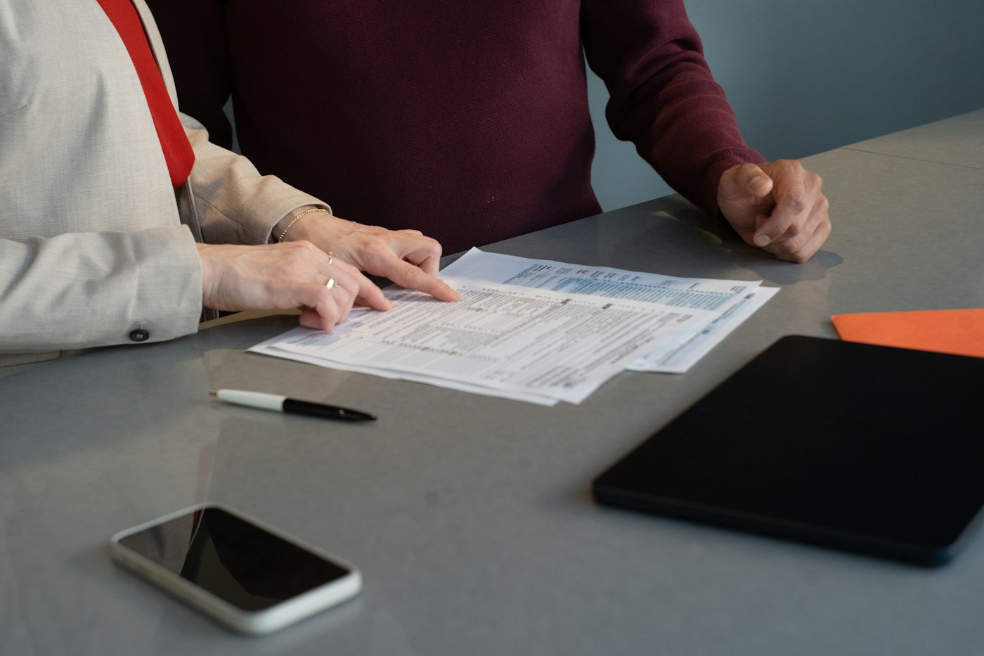 Professionisti esaminano documenti per una richiesta di sospensione EUIPO