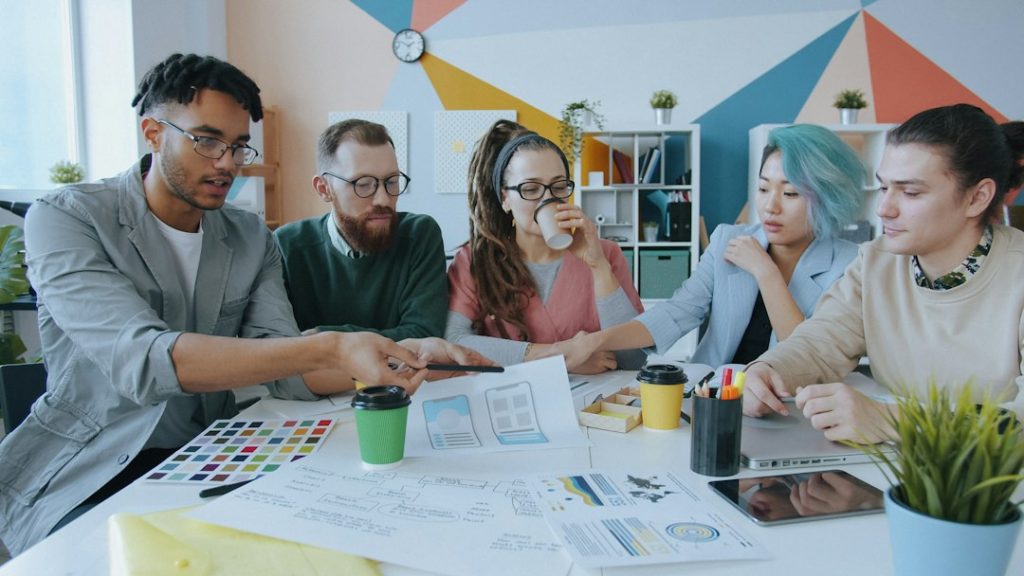 Team digitale al lavoro sulla strategia di registrazione del marchio per software e app