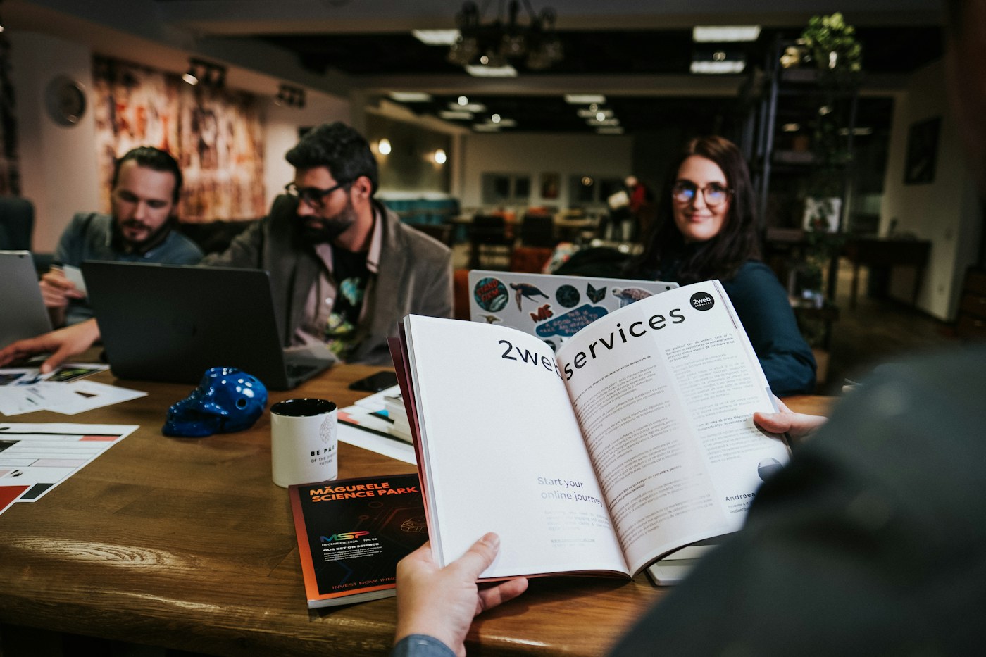 Professionista che esamina documenti di brand identity per rafforzare la distintività del marchio